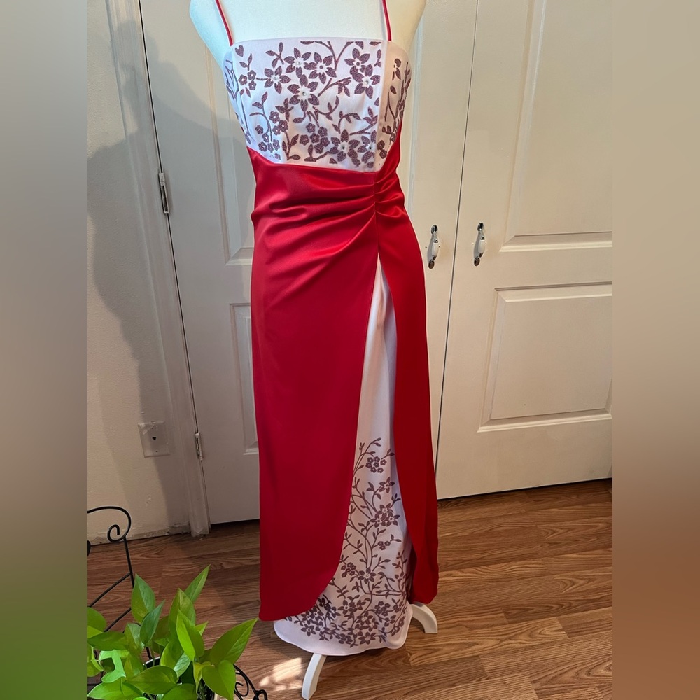 Elegant Red and White formal gown. Size medium. EUC. - Picture 5 of 15